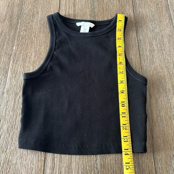 H&M Classic Cropped Black Ribbed Tee. Size Extra Small. 1 Black and 1 White - Picture 6 of 11